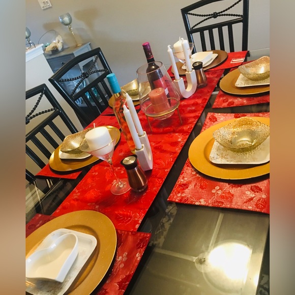 Holiday Time Table Runner with 6 (six) Matching Place Mats. - Picture 8 of 8